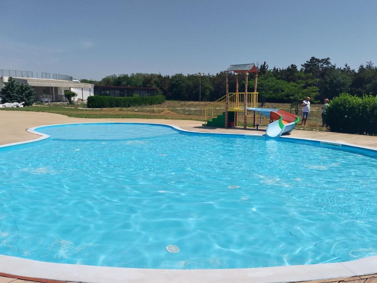 Blaxy Resort Stefi Cu Acces La Piscine Gratuit Douazeci si Trei August Luaran gambar