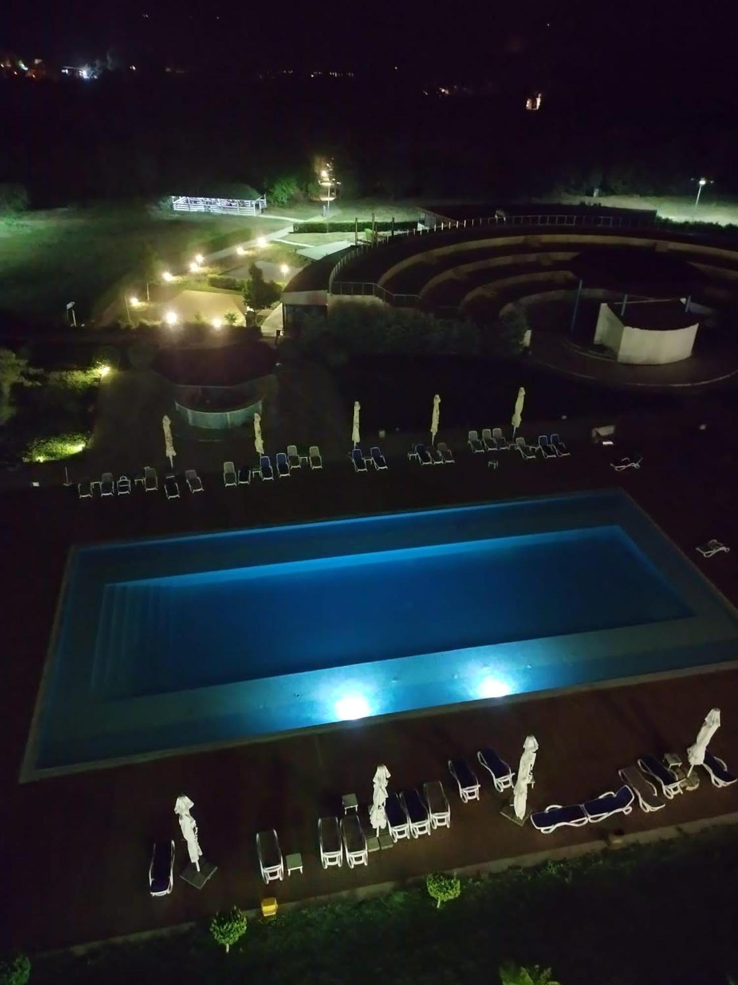 Blaxy Resort Stefi Cu Acces La Piscine Gratuit Douazeci si Trei August Luaran gambar